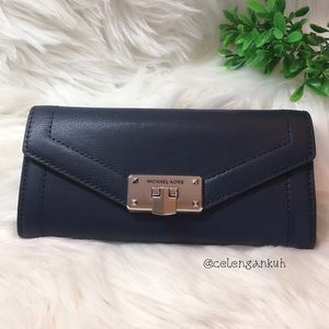 💕NEW Michael Kors Kinsley Wallet MK Wallet